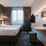 Moxy 3*