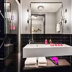 Moxy 3*