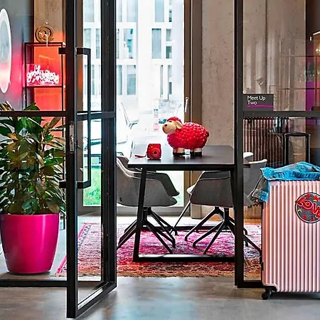 Moxy 3*